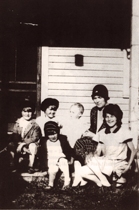 1929 photo of Max Finley's wife Alma Jenny Koppana Finley with five of their eight children